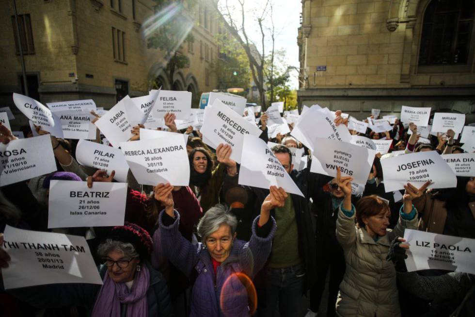 Un grupo de manifestantes exhibe carteles con los nombres de mujeres asesinadas en la concentración del pasado 25 de noviembre en contra de la violencia machista frente al Ayuntamiento de Madrid.