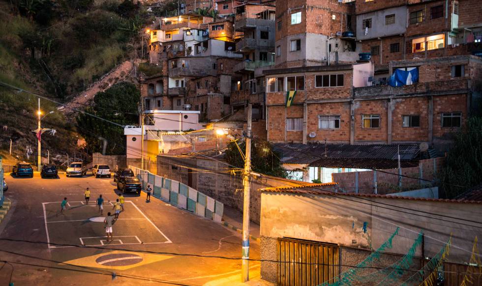 Un grupo de niños juega al fútbol en Aglomerado da Serra, una de las favelas más grandes de Vila Marçola, en Belo Horizonte (Brasil).