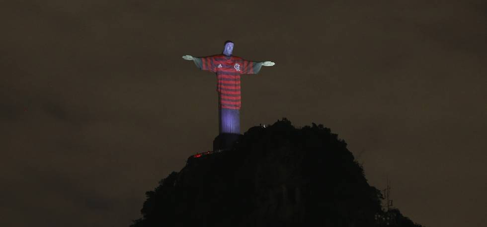 El Cristo Redentor, uno de los monumentos más importantes de Río de Janeiro y de todo Brasil, con la camiseta del Flamengo antes de la final de la Copa Libertadores de 2019 ante River Plate de Argentina.