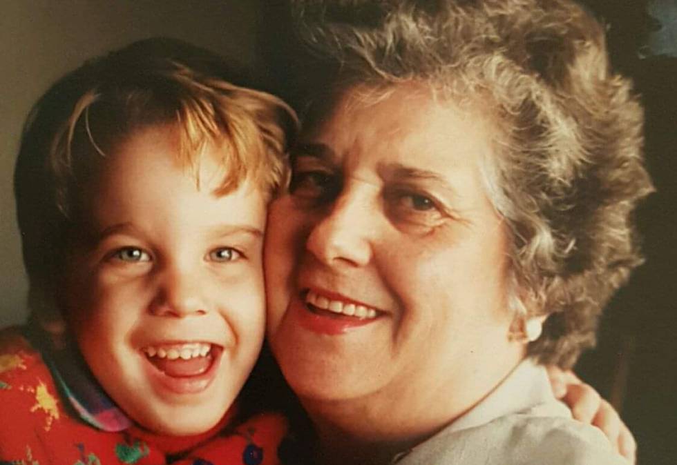 Pepe, con su abuela.