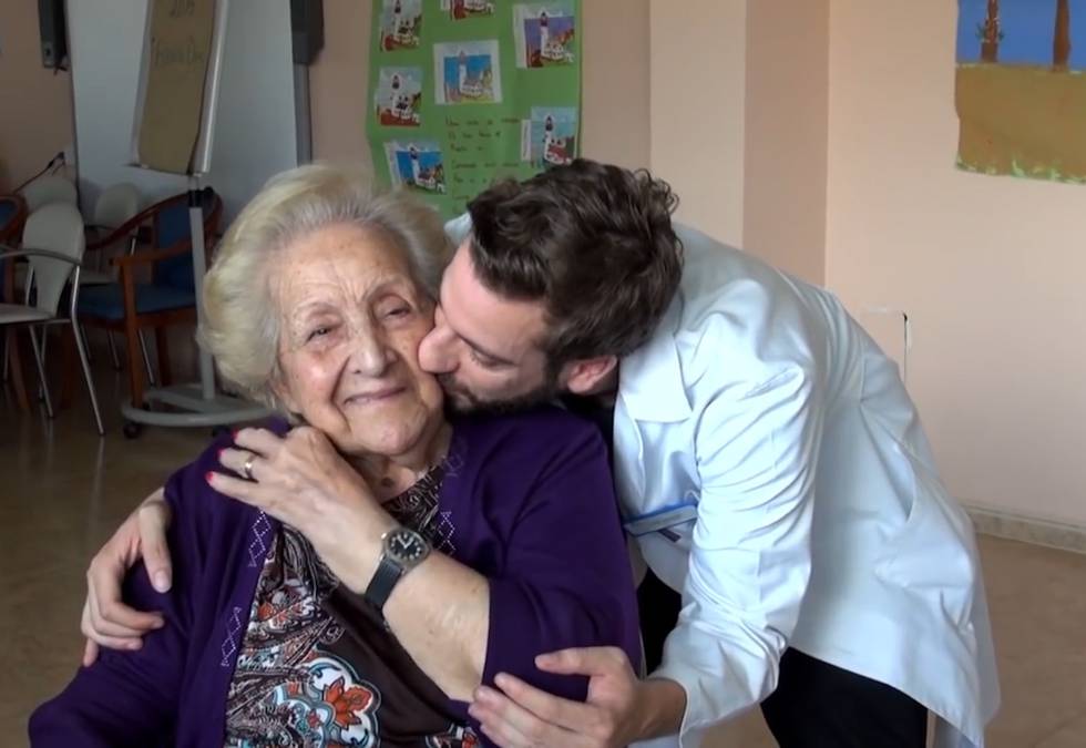 Pepe, con una usuaria de una de las residencias a las que acude con su asociación.