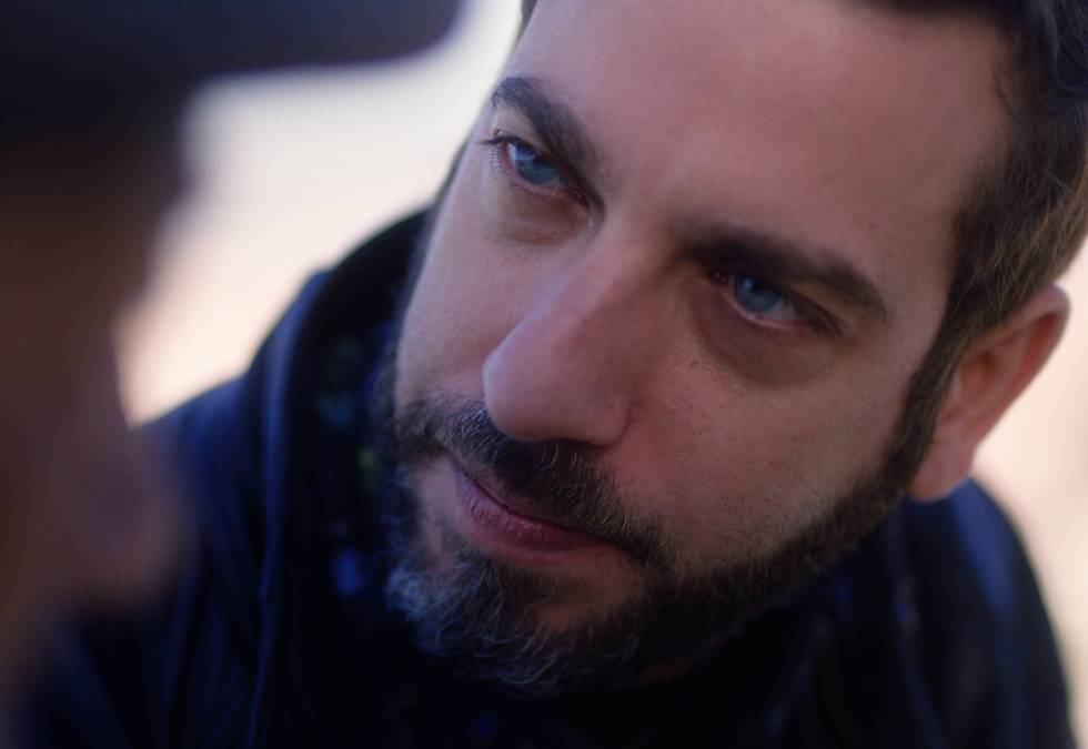 Nuestro protagonista, interactuando con un enfermo de alzhéimer.