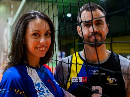 Pienso, luego actuo. Javier Diaz y su pareja Federica Farabegoli en el polideportivo de Teis, donde entrenan voleibol, deporte que pratican profesionalmente y al rededor del cual se han conocido.
11/12/20