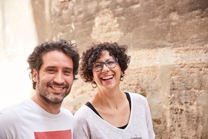 Vicente Perís y María Lorman fotografiados en el casco histórico de Valencia.