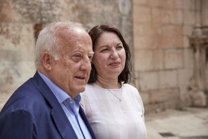 Vicente Rubio y Amparo Arona dando un paseo por el centro de Valencia.
