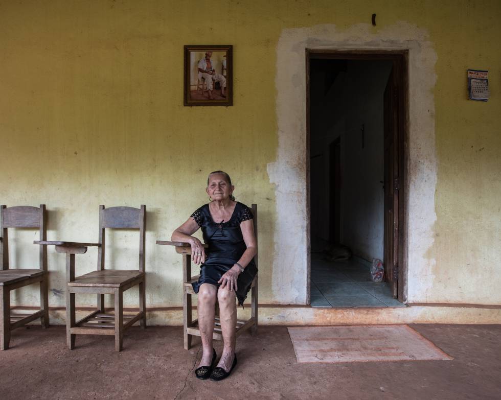 El retrato de Raimundo Cardoso de Morais colgado sobre la silla que ocupaba en el porche; su vida está sentada en ella