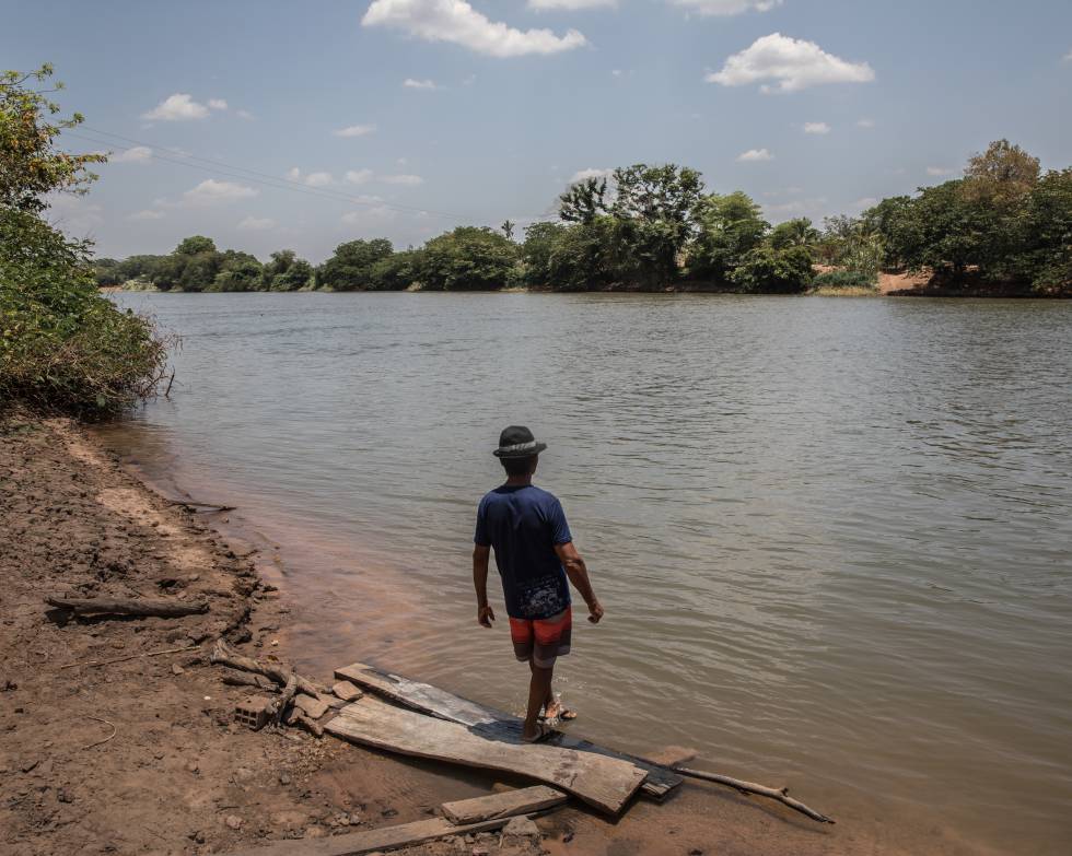 Uno de los vecinos de la comunidad de Forquilha (Piauí) contempla el río que rodea la isla donde vive