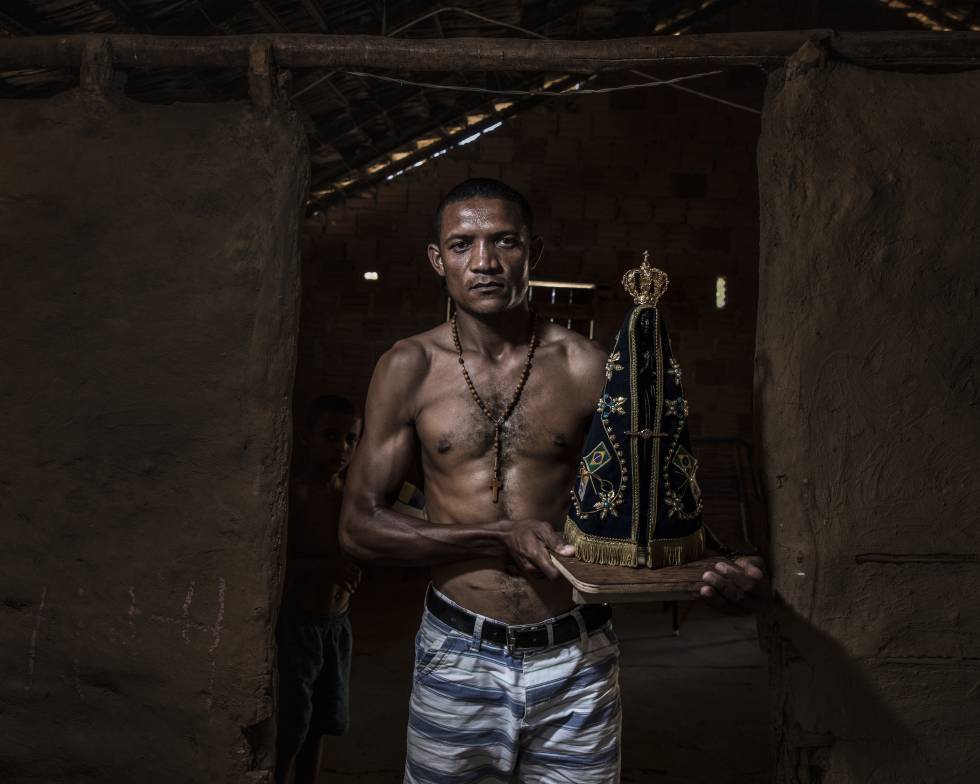 Maciel Bento dos Santos sostiene una estatua de la Virgen Aparecida en su casa en Forquilha (Tocantins) 