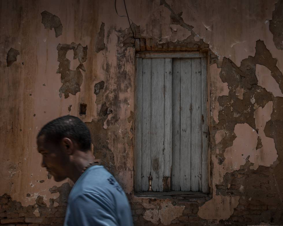Un vecino pasa por una de las casas de Forquilha (Tocantins)