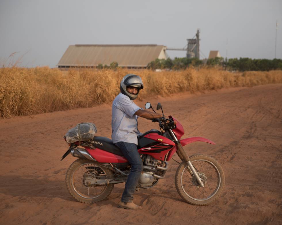 Pedro, el líder de seis familias en Tocantins, sobre la moto de su hio