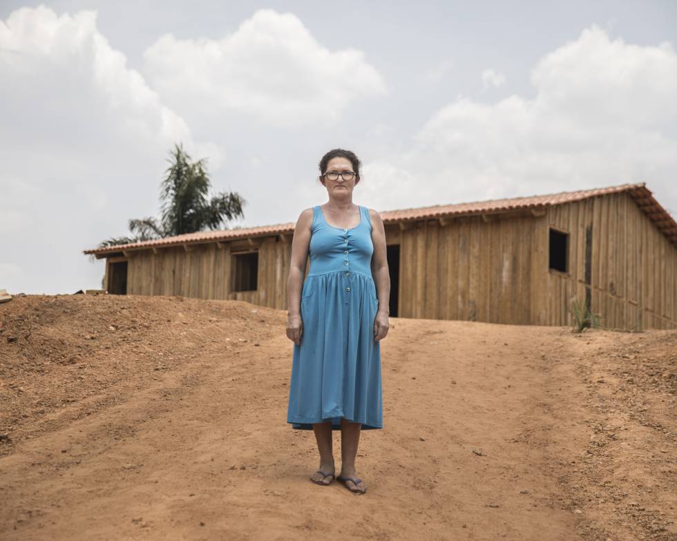 La mujer de Pedro, ante la casa en la que vive en Sussuarana (Tocantins)