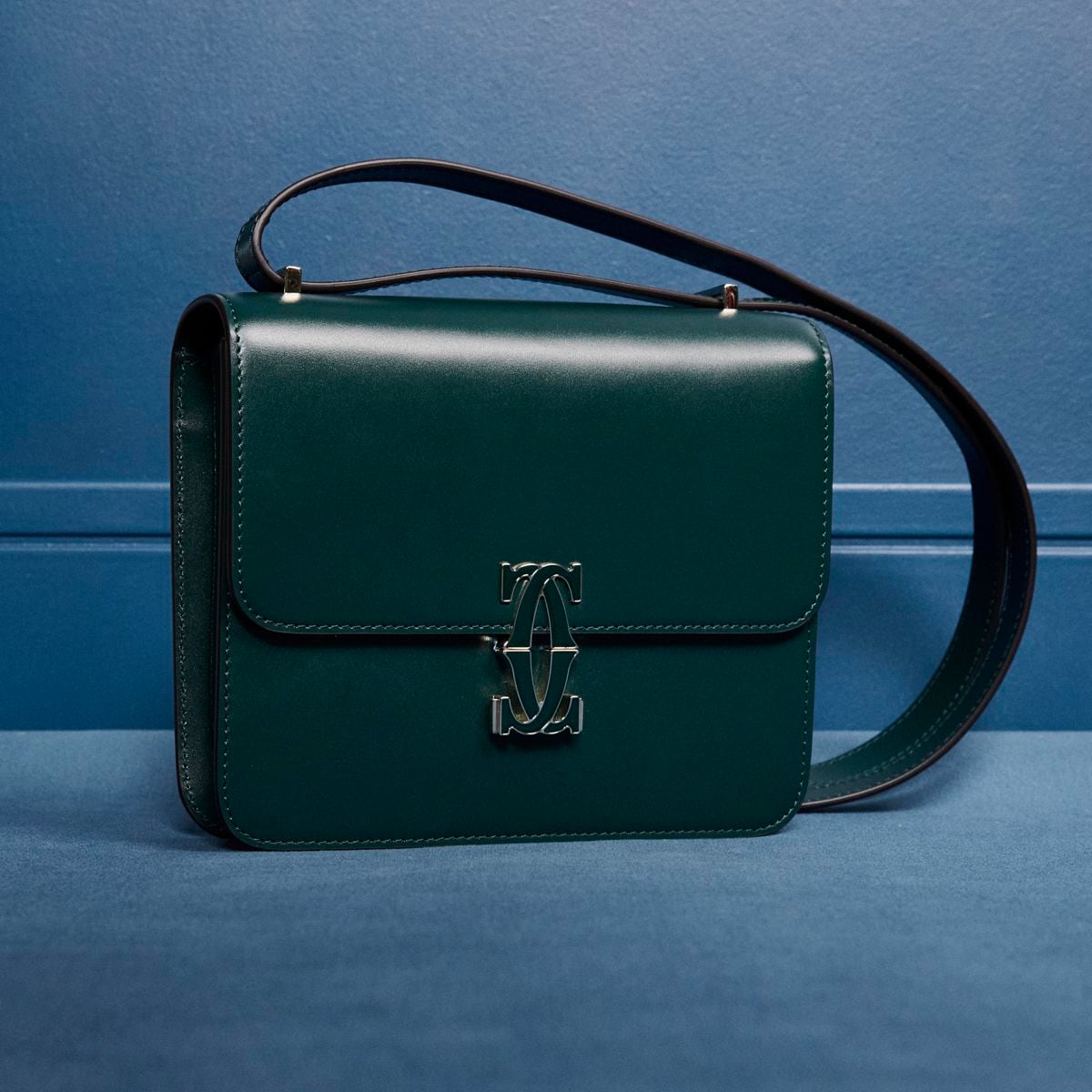 Bolso Doble C en tamaño mini y piel de becerro, de Cartier