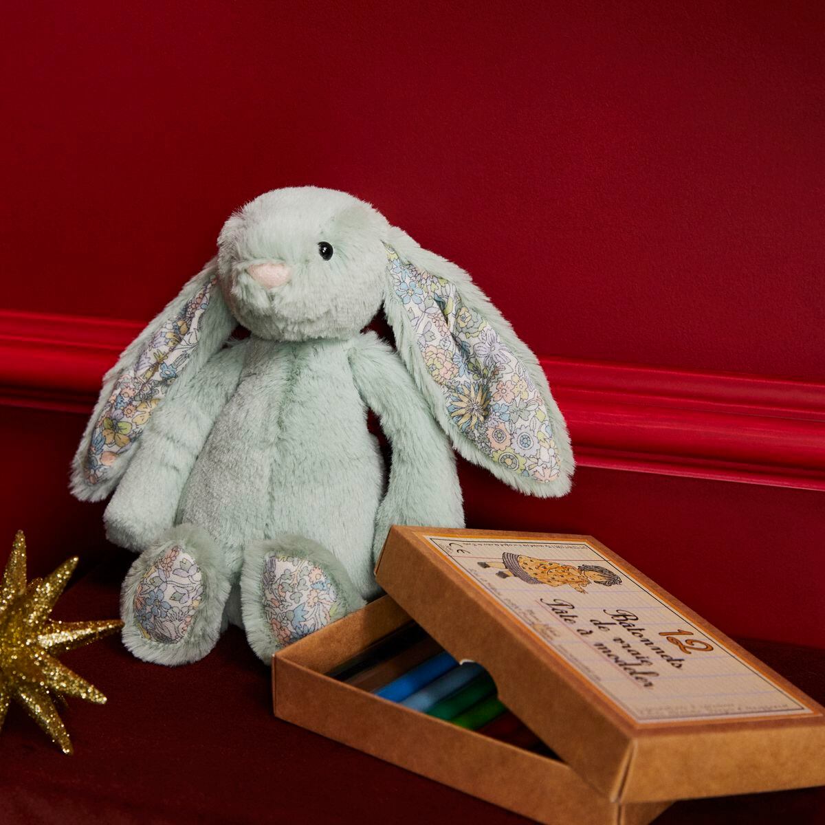 Peluche Lapin Blossom, de Jellycat. 19 euros. Y estuche de plastilina de Circo Kids